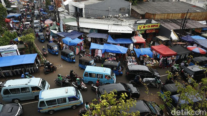 Pedagang Kaki Lima (PKL) , memenuhi setengah badan jalan, di KH Abdullah Syafei, Tebet, Jakarta. Imbasnya, jalan menjadi macet dan kerumunan pun tak terhindarkan.