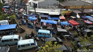 Semrawut PKL dan Kerumunan Tebet di Tengah Lonjakan Corona