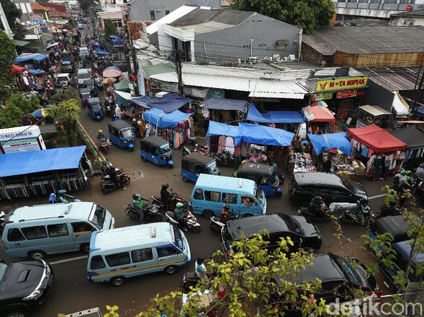Semrawut PKL dan Kerumunan Tebet di Tengah Lonjakan Corona