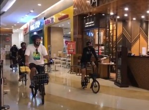 Sensasi Unik Gowes Sepeda di Dalam Mal