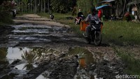 Selain itu jika memasuki musim hujan jalanan di pedesaan Rupat sangat susah dilalui sehingga membuat beberapa kendaraan akan terjebak di jalur tersebut. 