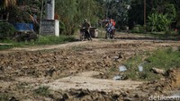 Tetapi karena infrastruktur jalan yang rusak membuat wisatawan domestik atau mancanegara masih ragu untuk datang ke Pulau Perbatasan tersebut. 