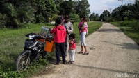 Saat ini warga Rupat hanya bisa mengandalkan beberapa jalan alternatif yang dibuat warga. Selain itu akibat jalan yang rusak tersebut membuat beberapa motor warga menjadi cepat rusak karena harus melewati jalan yang tidak rata setiap harinya. 