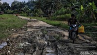 Warga Rupat berharap kepada Pemda Bengkalis atau Riau dan Pemerintah Pusat untuk memperbaiki infrastruktur jalan secara merata di Pulau Perbatasan Rupat. 