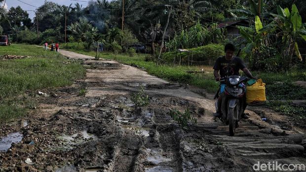 Salah satu permasalahan di Rupat Utara, Bengakalid, Riau, adalah akses jalan. Infrastruktur jalan yang belum memadai menjadi kendala.