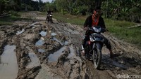 Sejumlah kendaraan melintasi jalan tanah di kawasan salah satu Desa di Rupat Utara, Bengkalis, Riau.