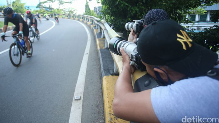 Sosok-sosok di Balik Jepretan Ciamik Foto-foto Gowes Kekinian Penasaran kenapa foto para pesepeda keren-keren? Ini dia sosok-sosok fotografer yang rela rebahan di jalan hingga ngumpet di semak-semak dan pembatas jalan.