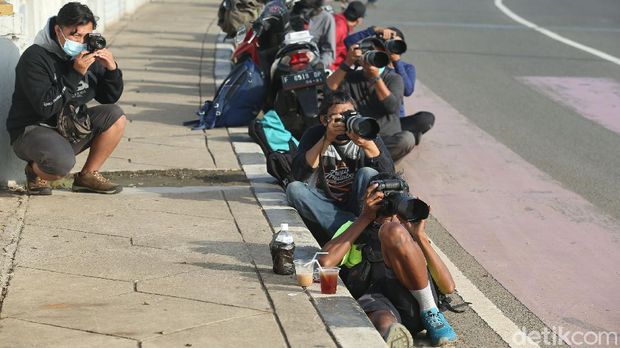 Penasaran kenapa foto para pesepeda keren-keren? Ini dia sosok-sosok fotografer yang rela rebahan di jalan hingga ngumpet di semak-semak dan pembatas jalan.