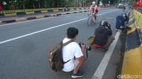 Sampai harus jongkok di pinggir jalan pun mereka lakukan. Hampir tiap pagi, para fotografer ini tersebar di beberapa titik di rute gowes Dalkot Loop Jakarta. (Foto: Rifkianto Nugroho/detikHealth)