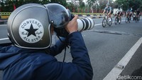 Nggak asal jepret lho, para fotografer ini totalitas membawa berbagai peralatan tempur. Demi mendapatkan visual terbaik, mereka tak segan membawa lensa tele, baterai cadangan, hingga monopod. (Foto: Rifkianto Nugroho/detikHealth)