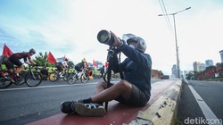 Penasaran kenapa foto para pesepeda keren-keren? Ini dia sosok-sosok fotografer yang rela rebahan di jalan hingga ngumpet di semak-semak dan pembatas jalan.