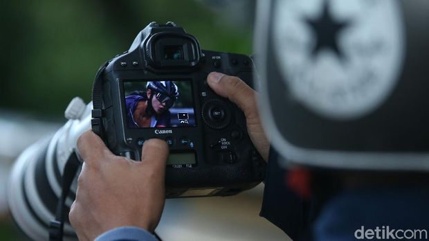 Penasaran kenapa foto para pesepeda keren-keren? Ini dia sosok-sosok fotografer yang rela rebahan di jalan hingga ngumpet di semak-semak dan pembatas jalan.