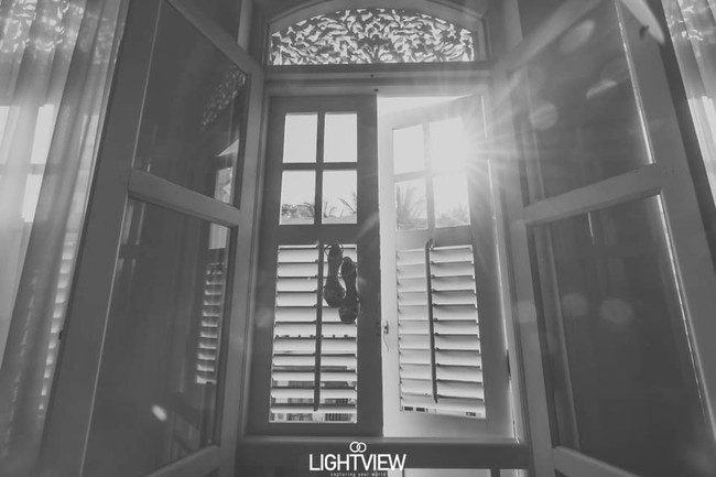 Untungnya Syahindah memang berencana mengadakan pesta pernikahan sederhana jadi tidak sulit mengurus pembatalannya. Ia mengaku jika restoran dan dekorasi bersikap empati dan bersedia untuk me-refund. Sayangnya souvenir yang sudah jadi tidak dapat dikembalikan dan menumpuk di rumah Syahindah dan membuatnya sedih setiap kali melihat. Foto: lightviewsg/FB