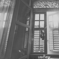 Untungnya Syahindah memang berencana mengadakan pesta pernikahan sederhana jadi tidak sulit mengurus pembatalannya. Ia mengaku jika restoran dan dekorasi bersikap empati dan bersedia untuk me-refund. Sayangnya souvenir yang sudah jadi tidak dapat dikembalikan dan menumpuk di rumah Syahindah dan membuatnya sedih setiap kali melihat. Foto: lightviewsg/FB