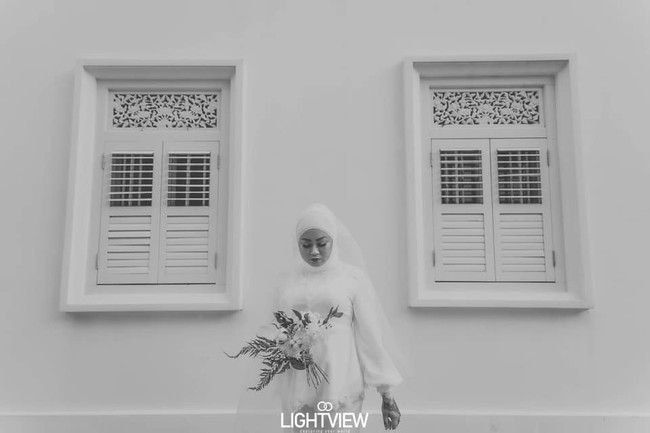 Syahindah asal Singapura mengaku sakit hati ketika diputus sepihak oleh calon suaminya padahal akan menikah beberapa minggu lagi. Untuk mengobati rasa sakit itu ia memutuskan untuk tetap melakukan sesi pemotretan meski hanya sendiri. Foto: lightviewsg/FB