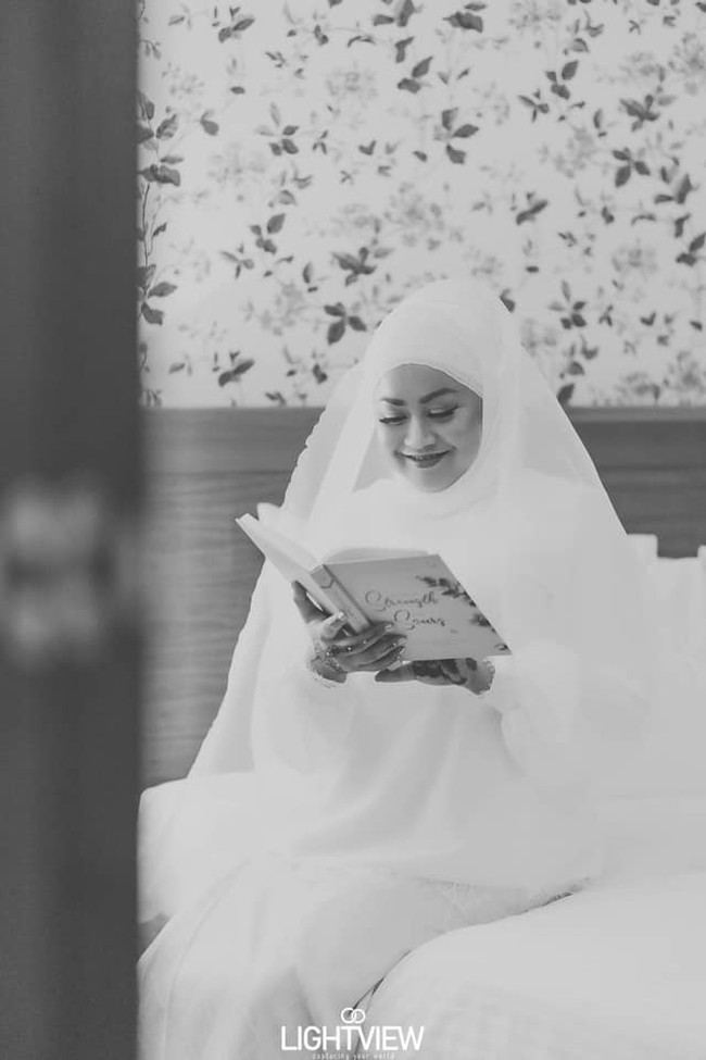 Wanita itu pun memutuskan untuk menjalani foto prewedding karena ingin terinspirasi wanita lain yang mengalami hal serupa. Kadang cerita sukses tidak berakhir dengan couple goals. Kadang itu tentang melewati sakit hati dan mengetahui apa yang kamu ingin lakukan dan belajar dari itu, ungkapnya. Foto: lightviewsg/FB
