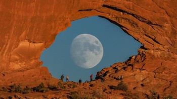 Hasil foto bulannya jadi terlihat seperti mata dewa yang sedang menatap tajam ciptaannya. Foto: Zachcooleyphoto via Bored Panda