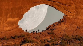 Oktober lalu, Cooley berhasil menangkap foto Bulan dengan memanfaatkan salah satu spot foto alami di Arches Natural Park di Utah, AS. Foto: Zachcooleyphoto via Bored Panda
