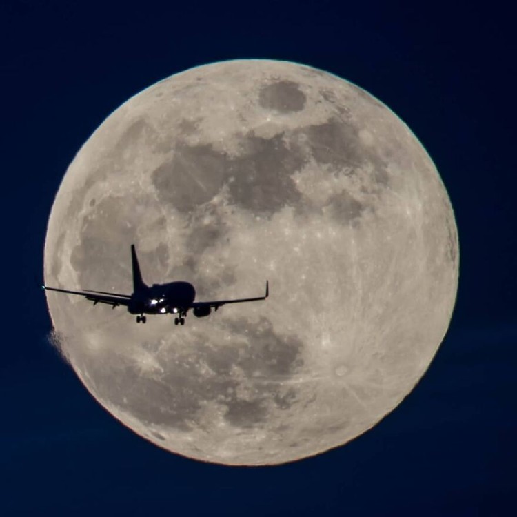 trik foto bulan