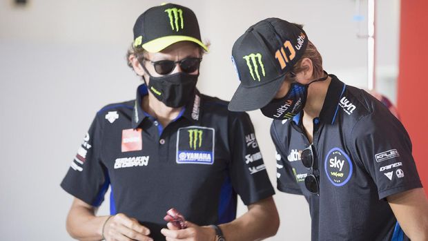 MISANO ADRIATICO, ITALY - SEPTEMBER 10: Luca Marini of Italy and Sky Racing Team VR46  (R) speaks with his brother Valentino Rossi of Italy and Monster Energy Yamaha MotoGP Team during the MotoGP Of San Marino - Previews at Misano World Circuit on September 10, 2020 in Misano Adriatico, Italy. (Photo by Mirco Lazzari gp/Getty Images)