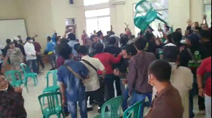 Viral Muscam di Bekasi Saling Lempar Kursi, Ini Penjelasan Polisi