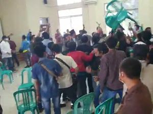 Video Muscam Organisasi Pemuda di Bekasi Ricuh, Kursi Beterbangan