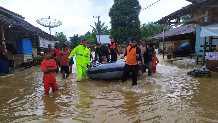Warga Aceh Timur mengungsi karena banjir (Foto: dok BPBA)