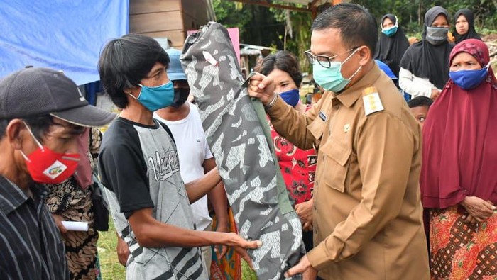 Warga Luwu Utara terima bantuan tempat tidur portable