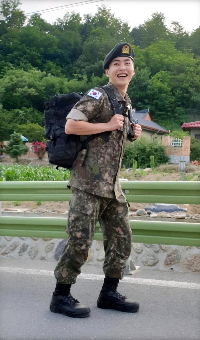 10 Potret Xiumin yang Hari Ini Bebas Wajib Militer