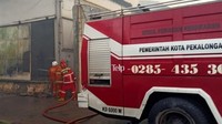 Diketahui, kebakaran hebat terjadi di pabrik teh yang berada di kawasan Batang, Jawa Tengah. Enam gudang di pabrik teh Cap Dandang itu ludes terbakar berikut seluruh isinya.