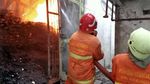 Aksi Petugas Damkar Padamkan Api di Pabrik Teh Batang
