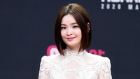 Jeon Mi Do tampil anggun dalam gaun putih. (Foto: dok. Mnet)