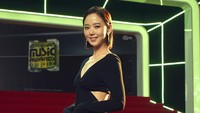 Kang Ha Na datang dengan gaun hitam. (Foto: dok. Mnet)