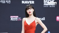 Sooyoung SNSD tampak pisah dengan sang pacar saat melintasi karpet merah. (Foto: dok. Mnet)
