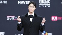 Gong Myung hadir pula di deretan aktor undangan MAMA 2020. Adiknya, Doyoung NCT tampil juga malam ini. (Foto: dok. Mnet)