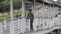 JPO tersebut nantinya akan dilengkapi dengan jalur sepeda. Kepala Dinas Bina Marga DKI Jakarta Hari Nugroho menyebut konsep JPO yang akan direvitalisasi itu tidak hanya untuk pejalan kaki. Hari menyebut pesepeda bisa aman memutar balik tanpa perlu khawatir terhadap kendaraan pribadi. Revitalisasi ini sekalian buat sepeda nanti muter, katanya.  