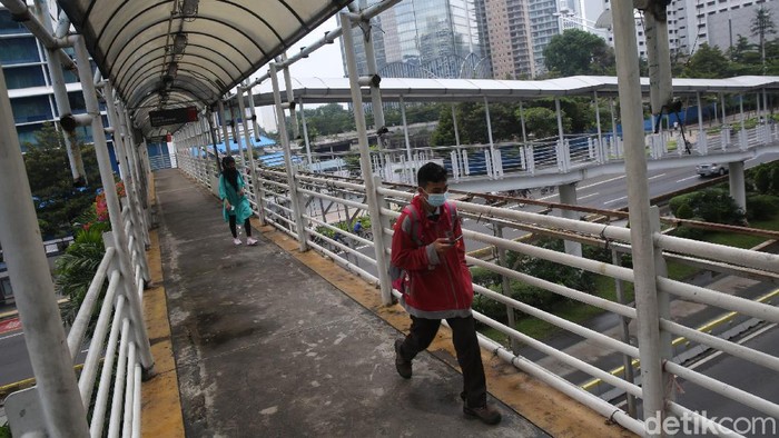 JPO di depan Hotel Le Meridien, Jalan Sudirman, Jakarta, bakal direvitalisasi. Nantinya JPO itu akan dilengkapi dengan jalur sepeda.