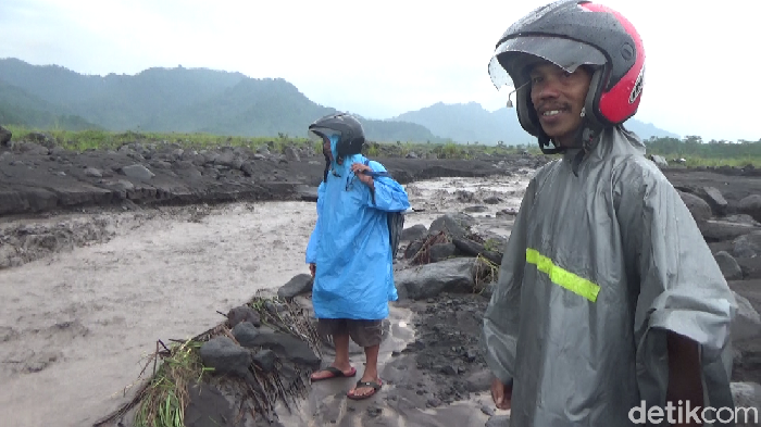 banjir lahar hujan di sungai Bondeli desa Sumber Wuluh Kecamatan Candipuro Lumajang