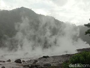 Diguyur Hujan, Material Vulkanik Semeru Terbawa Banjir Lahar hingga Berasap