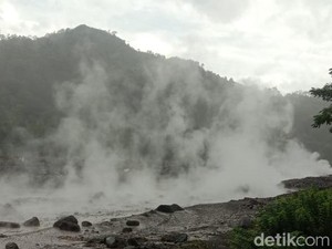Diguyur Hujan, Material Vulkanik Semeru Terbawa Banjir Lahar hingga Berasap