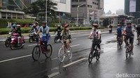 Kawasan Bundaran HI diketahui menjadi salah satu kawasan yang kerap dikunjungi warga Ibu Kota untuk berolahraga meski di tengah penerapan PSBB Transisi yang diterapkan untuk mengantisipasi penyebaran virus Corona.