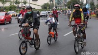 Warga yang bersepeda datang dari berbagai kalangan, dari dari anak-anak, orang tua, hingga muda-mudi. Terlihat pula pesepeda membawa anak kecil sambil mengelilingi ikon Bundaran HI.