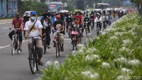 Guna mengingatkan masyarakat yang berolahraga di kawasan Bundaran HI untuk mematuhi protokol kesehatan, aparat gabungan turut berjaga di bahu jalan sambil memegang poster bertuliskan anjuran untuk mematuhi protokol kesehatan. Poster itu bertuliskan anjuran antara lain untuk mencuci tangan dengan sabun, menjaga jarak, hingga memakai masker.