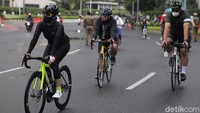 Tampak aparat gabungan Kepolisian, TNI, Dinas Perhubungan, dan Satpol PP mengatur lalu lintas di sekitar kawasan ini. Mereka memastikan antara pesepeda, pejalan kaki, dan pengendara bermotor berjalan sesuai jalur yang telah disiapkan.