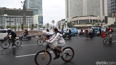 Bundaran HI Ramai Pesepeda di Hari Terakhir PSBB Transisi Jakarta