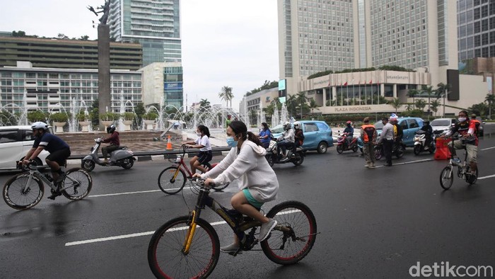 Bundaran HI Ramai Pesepeda di Hari Terakhir PSBB Transisi Jakarta Kawasan Bundaran HI ramai dikunjungi warga untuk berolahraga di hari terakhir penerapan PSBB Transisi DKI Jakarta . Tak sedikit diantaranya adalah pesepeda.
