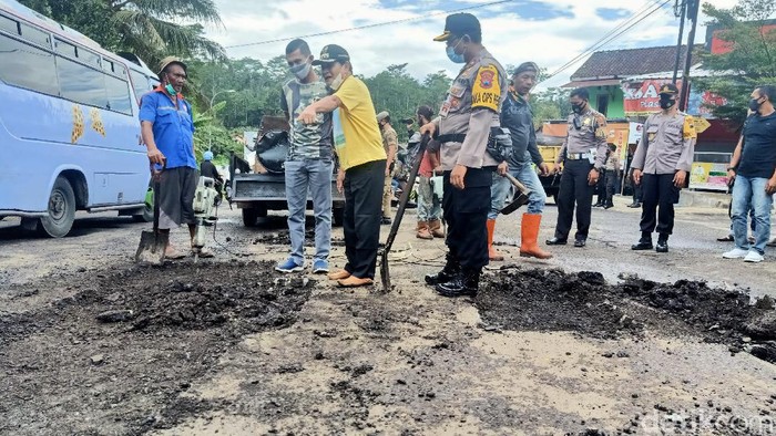 Bupati Banjarnegara mengarahkan perbaikan jalan jalur Banjarnegara-Dieng