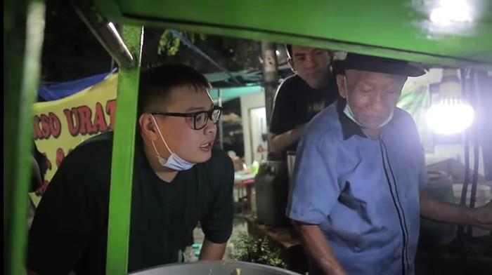Crazy Rich Surabaya Borong Tahu Telor Kakek 80 Tahun