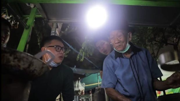 Crazy Rich Surabaya Borong Tahu Telor Kakek 80 Tahun