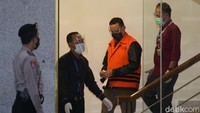 Seperti diketahui, Mensos Juliari Batubara dijerat KPK dalam kasus dugaan suap bantuan sosial Corona. Ia dijerat bersama 4 orang lainnya, yaitu Matheus Joko Santoso, Adi Wahyono, Ardian IM, dan Harry Sidabuke. Dua nama awal merupakan pejabat pembuat komitmen atau PPK di Kemensos, sedangkan 2 nama selanjutnya adalah pihak swasta sebagai vendor dari pengadaan bansos. 